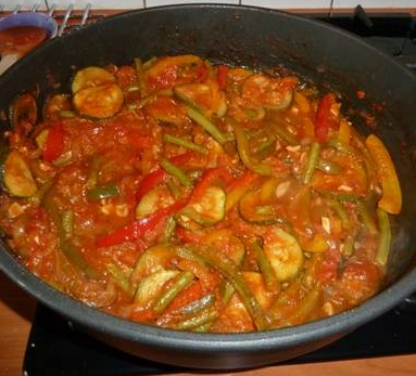 Hongaarse stoofschotel met paprika en tomaat